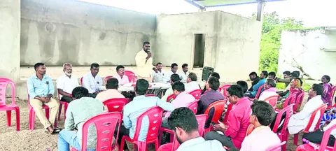 ప్రతీనెల ఒకటిన వేతనాలు చెల్లించాలి
