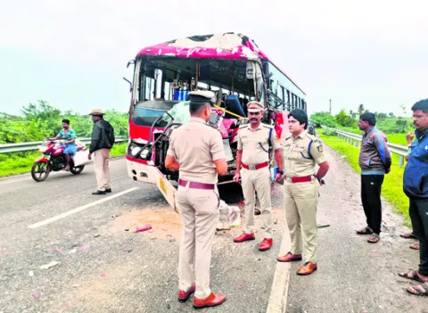 కేఎస్‌ఆర్టీసీ బస్సు– లారీ ఢీ 