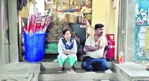 కొడుకు ప్రేమ వివాహం.. కూతుర్ల పేర ఆస్తి రాసిన తండ్రి