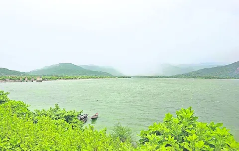 రైవాడ జలాశయంలోకి పోటెత్తిన వరదనీరు 
