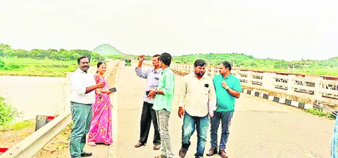 అధికారులు నివేదికలు అందించాలి