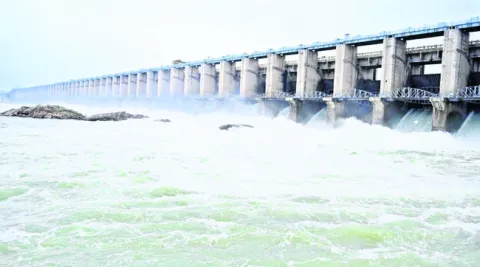 జూరాలకు పెరిగిన వరద 