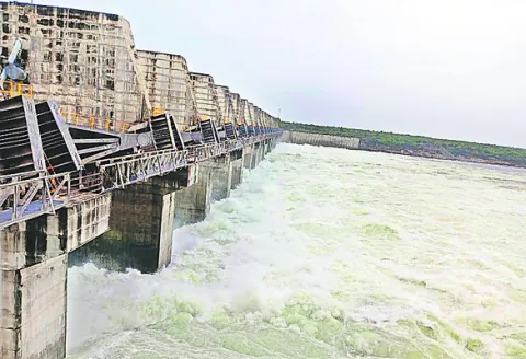 పులిచింతలకు 2,04,138 క్యూసెక్కులు విడుదల 