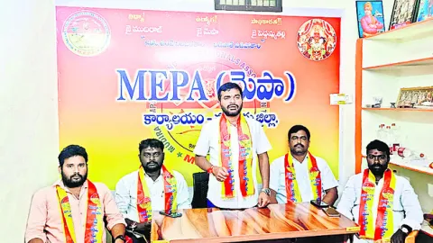 బీసీలకు 42 శాతం రిజర్వేషన్‌ కల్పించాలి