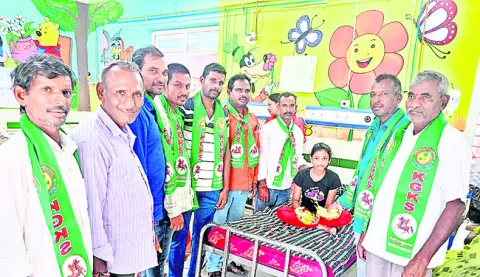 పాపన్న విగ్రహం ఏర్పాటు చేయాలి
