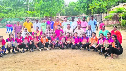 క్రీడాపోటీల్లో ప్రతిభ కనబర్చాలి 