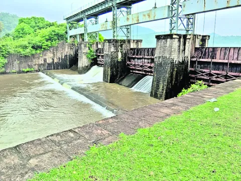మద్దిగడ్డ నుంచి నీరు విడుదల 
