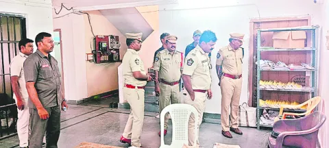 పెండింగ్‌ కేసులు పరిష్కరించాలి