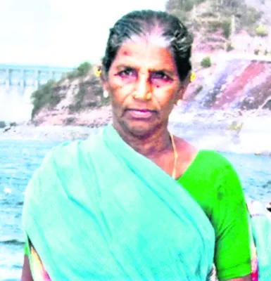 రేకుల షెడ్డు కూలి వృద్ధురాలి మృతి 