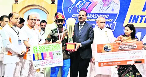 హాఫ్‌ మారథాన్‌లో దాట్ల రామరాజు 3వ స్థానం 