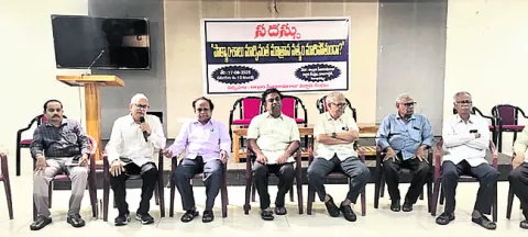 చరిత్రను వక్రీకరించేందుకే పాఠ్యాంశాల తొలగింపు