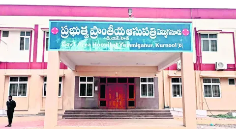 వంద పడకల ఆసుపత్రికి తాళం