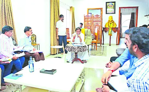 రోడ్ల మరమ్మతులు పూర్తి చేయాలి