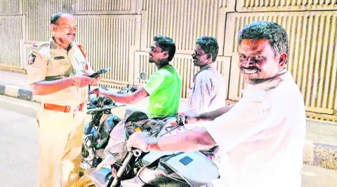  రోడ్డెక్కితే.. చలానా వాతే..! 