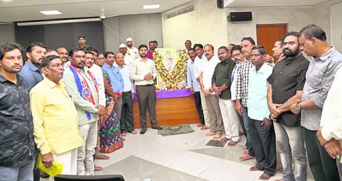 మహనీయుల ఆశయ సాధనకు కృషి