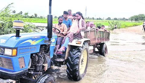 జలదిగ్బంధంలో కోడూరు