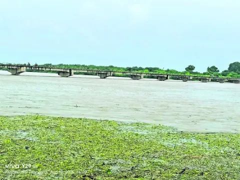 గంటగంటకు పెరిగిన వరద