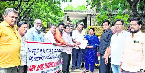 పండ్లు, కూరగాయల మార్కెట్లను తరలించాలి 