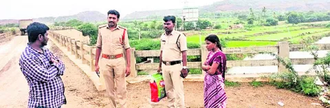 దంపతులను రక్షించిన పోలీసులు 