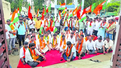 మొయినాబాద్‌ కమిషనర్‌పై చర్యలు తీసుకోండి 