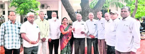 ఫిర్యాదులు వెంటనే పరిష్కరించాలి