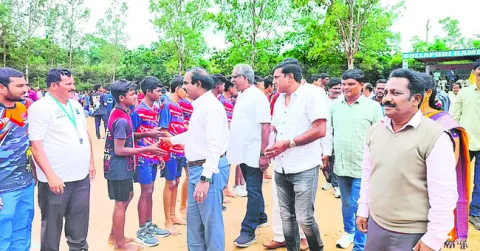విద్యార్థులు క్రీడల్లో రాణించాలి 