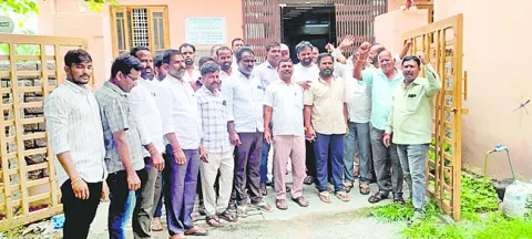 డిఫాల్టర్లను వదిలేసి.. మాపై పడతారా!