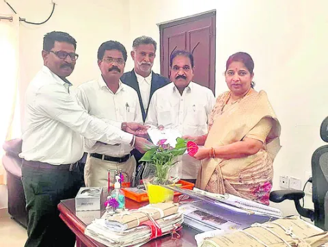 హైకోర్టు జడ్జిని కలిసిన న్యాయవాదులు