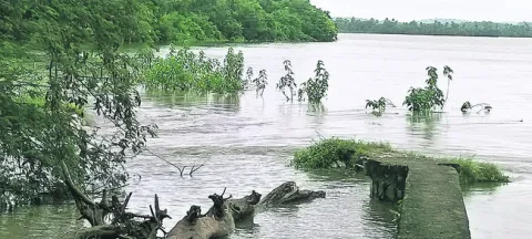 మళ్లీ కొట్టుకుపోయిన రిటెయినింగ్‌ వాల్‌