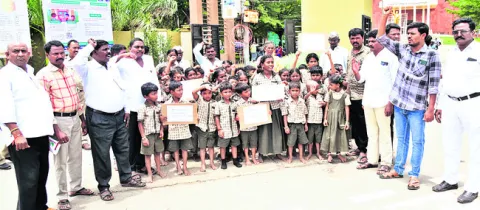 పాఠశాల విలీనాన్ని ఆపాలి
