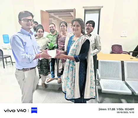 డీఎంహెచ్‌ఓ కార్యాలయంలో ట్రెయినీ కలెక్టర్‌