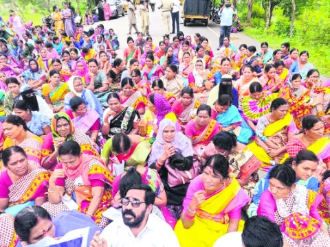 కలెక్టరేట్‌ ఎదుట అంగన్‌వాడీల ఆందోళన