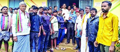 టీచర్‌ని బదిలీ చేయరాదని ధర్నా 