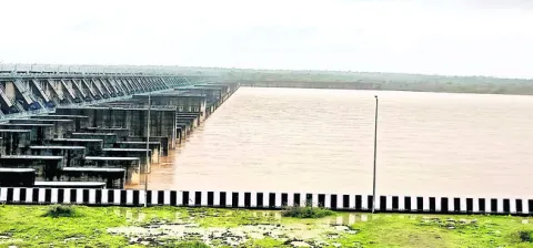 మేడిగడ్డకు కొనసాగుతున్న వరద
