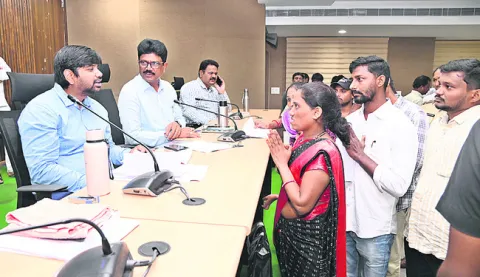అర్జీలు త్వరగా పరిష్కరించాలి