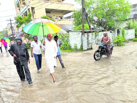వరద బాధితులను ఆదుకోవాలి