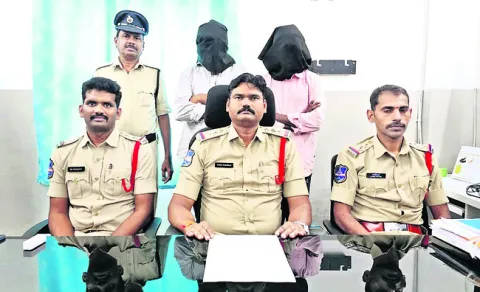 హత్య కేసులో నిందితుల అరెస్ట్‌ 