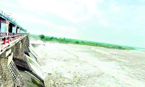 ఎనిమిది గేట్ల ద్వారా మూసీ ఉరకలు