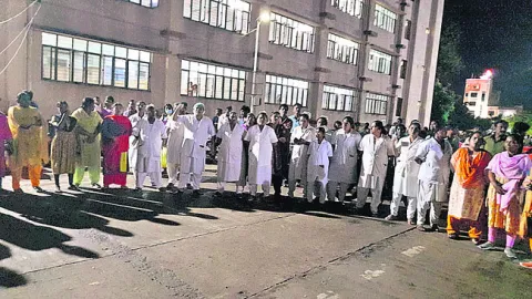 మేల్‌ నర్సులపై జూనియర్‌ డాక్టర్‌ దాడి