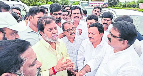 అధికారులు క్షేత్రస్థాయిలో పర్యటించాలి 