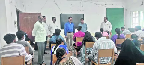 పరీక్ష కేంద్రాలను తనిఖీ చేసిన వీసీ, రిజిస్ట్రార్‌ 