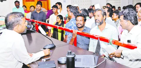 మేసీ్త్రలను తొలగించి పొట్టకొట్టారు 