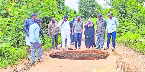 రహదారులకు  మరమ్మతులు చేయిస్తాం 