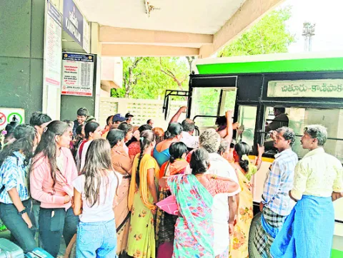● జిల్లాలో ఉచిత బస్సులు అరకొరే ● సిటీ బస్సులు, అల్ట్రాడ