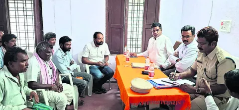 ‘దిందా’ రైతులతో 