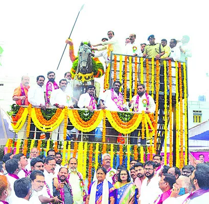 పాపన్నగౌడ్‌ విగ్రహావిష్కరణ చేసిన దామోదర