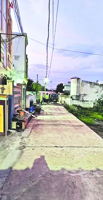 రోడ్డుపై రాకపోకల అడ్డగింత 
