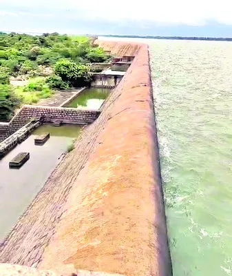 బహిరంగ ప్రదేశంలో   కోడె టికెట్లు ?