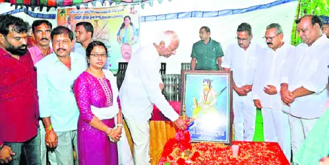 పాపన్న పోరాట స్ఫూర్తితో పనిచేస్తున్నాం..