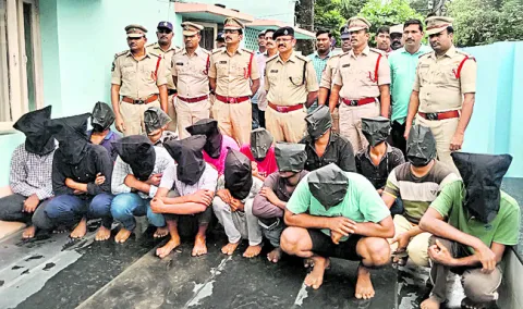 వేర్వేరు గంజాయి కేసుల్లో 15 మంది అరెస్టు 